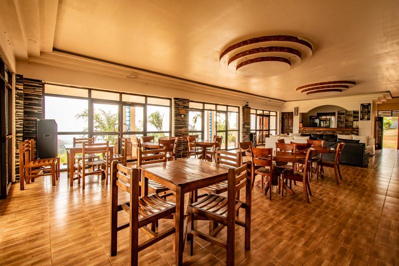 Sipi Valley Resort Restaurant, dining area with bar